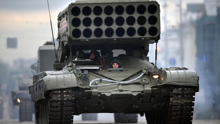Тяжёлая огнемётная система залпового огня Буратино (ТОС -1А) на базе танка Т-72 во время военного парада в ознаменование 75-летия Победы в Великой Отечественной войне 1941-1945 годов Тяжёлая огнемётная система залпового огня Буратино (ТОС -1А) на базе танка Т-72 во время военного парада в ознаменование 75-летия Победы в Великой Отечественной войне 1941-1945 годов