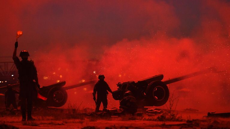 Залп артиллерийского салюта на берегу реки Оби в Новосибирске в ознаменование 75-летия Победы в Великой Отечественной войне 1941-1945 годов Залп артиллерийского салюта на берегу реки Оби в Новосибирске в ознаменование 75-летия Победы в Великой Отечественной войне 1941-1945 годов