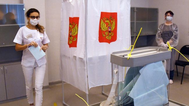 Медицинский работник принимает участие в голосовании по внесению поправок в Конституцию РФ на избирательном участке в Приморском краевом перинатальном центре (ГБУЗ ПКПЦ) во Владивостоке Медицинский работник принимает участие в голосовании по внесению поправок в Конституцию РФ на избирательном участке в Приморском краевом перинатальном центре (ГБУЗ ПКПЦ) во Владивостоке
