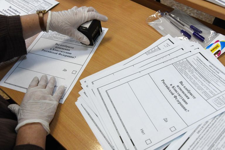 Бюллетени для голосовании по внесению поправок в Конституцию РФ на избирательном участке №209 в Чите