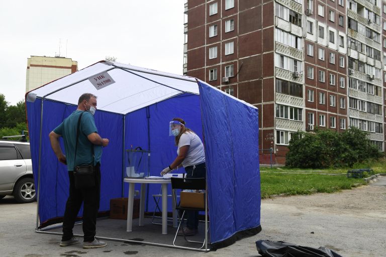Выездное голосование по внесению поправок в Конституцию РФ на придомовой территории в Новосибирске
