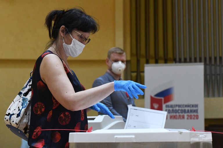 Женщина голосует по одобрению внесения поправок в Конституцию РФ на избирательном участке № 145 в Москве