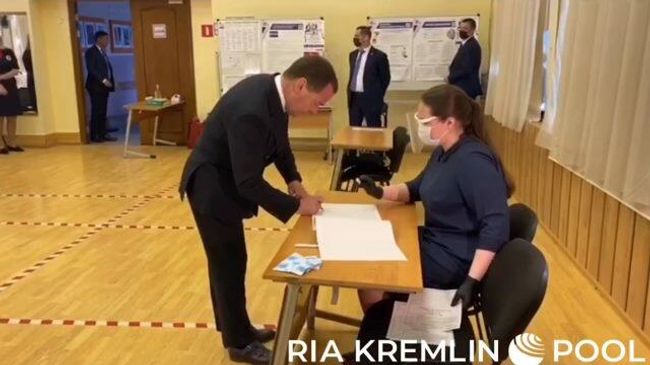 Дмитрий Медведев проголосовал по вопросу принятия поправок в Конституцию Дмитрий Медведев проголосовал по вопросу принятия поправок в Конституцию