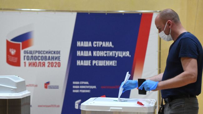 Мужчина голосует по внесению поправок в Конституцию РФ Мужчина голосует по внесению поправок в Конституцию РФ