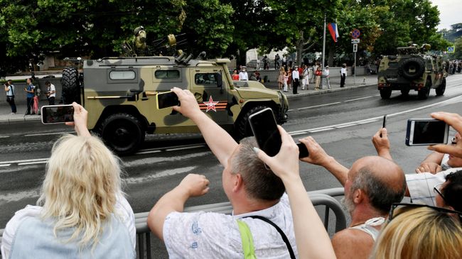 Зрители во время военного парада в ознаменование 75-летия Победы в Великой Отечественной войне 1941-1945 годов в Севастополе Зрители во время военного парада в ознаменование 75-летия Победы в Великой Отечественной войне 1941-1945 годов в Севастополе
