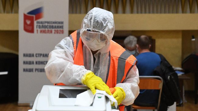 Дезинфекция избирательного участка № 145 в Москве во время голосования по внесению поправок в Конституцию РФ Дезинфекция избирательного участка № 145 в Москве во время голосования по внесению поправок в Конституцию РФ