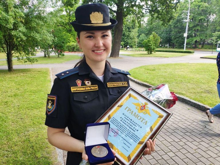 Мичман фельдшер зенитно-ракетного полка ПВО Балтийского флота Ксения Кальчинская, получившая поощрение от командующего Балтийском флотом адмирала Александра Носатова Мичман фельдшер зенитно-ракетного полка ПВО Балтийского флота Ксения Кальчинская, получившая поощрение от командующего Балтийском флотом адмирала Александра Носатова