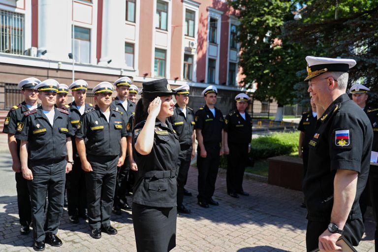 Мичман фельдшер зенитно-ракетного полка ПВО Балтийского флота Ксения Кальчинская получает поощрение от командующего Балтийском флотом адмирала Александра Носатова