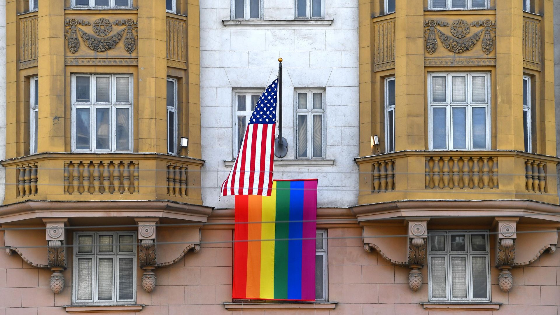 Флаг ЛГБТ-сообщества на здании посольства США в Москве Флаг ЛГБТ-сообщества на здании посольства США в Москве - РИА Новости, 1920, 26.06.2020