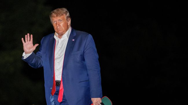 Президент США Дональд Трамп на лужайке Белого дома после предвыборного митинга в городе Талса, штат Оклахома