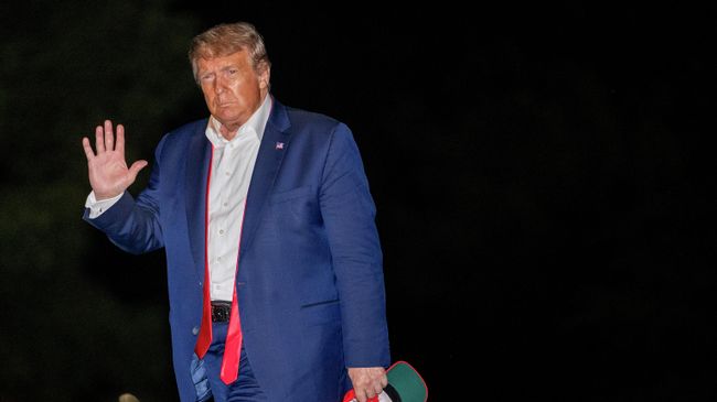 Президент США Дональд Трамп на лужайке Белого дома после предвыборного митинга в городе Талса, штат Оклахома