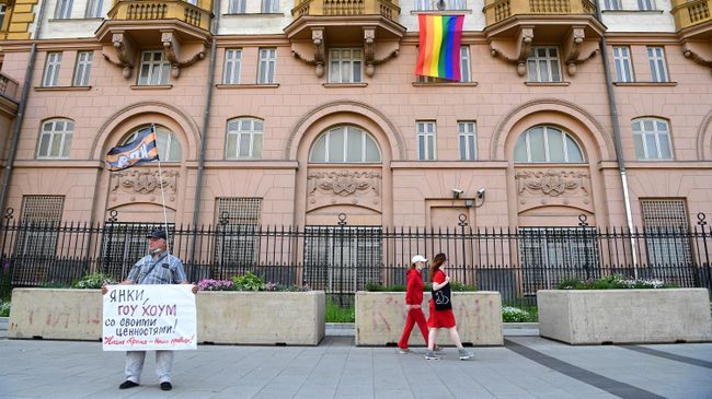 Одиночный пикет у здания посольства США в Москве, на котором вывешен флаг ЛГБТ-сообщества Одиночный пикет у здания посольства США в Москве, на котором вывешен флаг ЛГБТ-сообщества