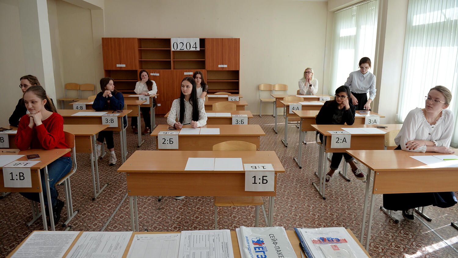 Ученики в классе перед началом единого государственного экзамена Ученики в классе перед началом единого государственного экзамена - РИА Новости, 1920, 15.05.2026