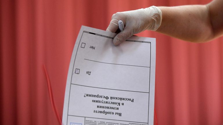 Голосование по вопросу принятия поправок в Конституцию РФ на избирательном участке в Москве Голосование по вопросу принятия поправок в Конституцию РФ на избирательном участке в Москве