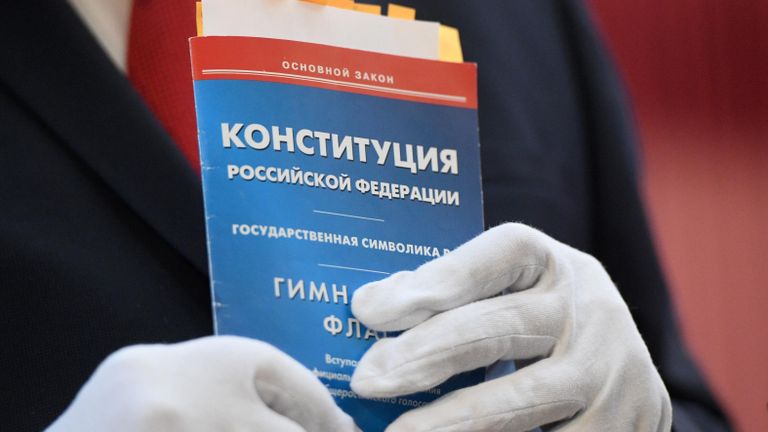 Брошюра с текстом Конституции РФ в руках лидера ЛДПР Владимира Жириновского во время голосования по вопросу принятия поправок в Конституцию РФ Брошюра с текстом Конституции РФ в руках лидера ЛДПР Владимира Жириновского во время голосования по вопросу принятия поправок в Конституцию РФ
