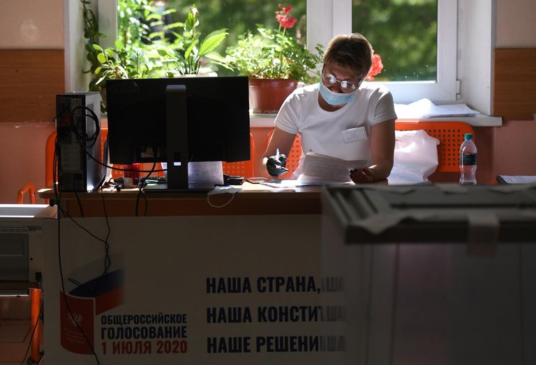 Избирательный участок в Москве, где проходит голосование по вопросу принятия поправок в Конституцию РФ Избирательный участок в Москве, где проходит голосование по вопросу принятия поправок в Конституцию РФ