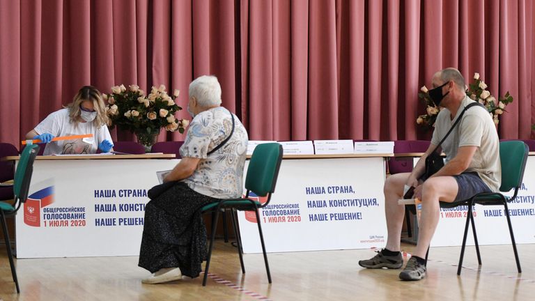 Жители на избирательном участке в Москве, где проходит голосование по вопросу принятия поправок в Конституцию РФ Жители на избирательном участке в Москве, где проходит голосование по вопросу принятия поправок в Конституцию РФ