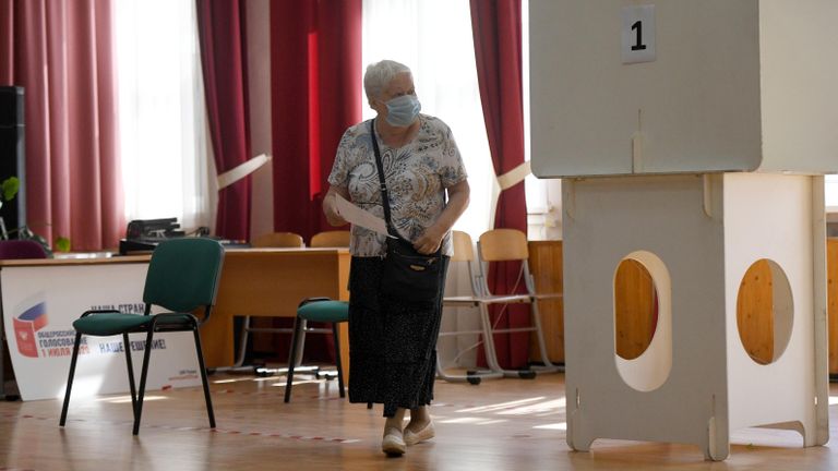 Женщина во время голосования по вопросу принятия поправок в Конституцию РФ на избирательном участке в Москве Женщина во время голосования по вопросу принятия поправок в Конституцию РФ на избирательном участке в Москве