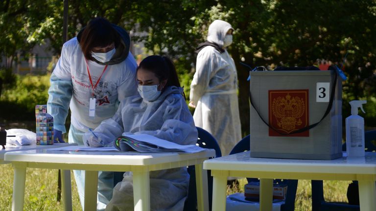 Мобильный избирательный пункт во дворе жилого дома в Екатеринбурге, где проходит голосование по вопросу принятия поправок в Конституцию РФ Мобильный избирательный пункт во дворе жилого дома в Екатеринбурге, где проходит голосование по вопросу принятия поправок в Конституцию РФ