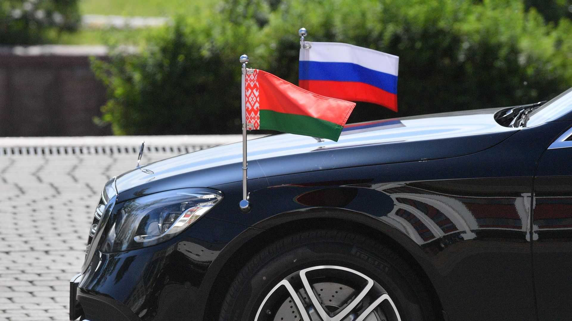 Флаги России и Белоруссии на капоте автомобиля Флаги России и Белоруссии на капоте автомобиля - РИА Новости, 1920, 17.06.2024
