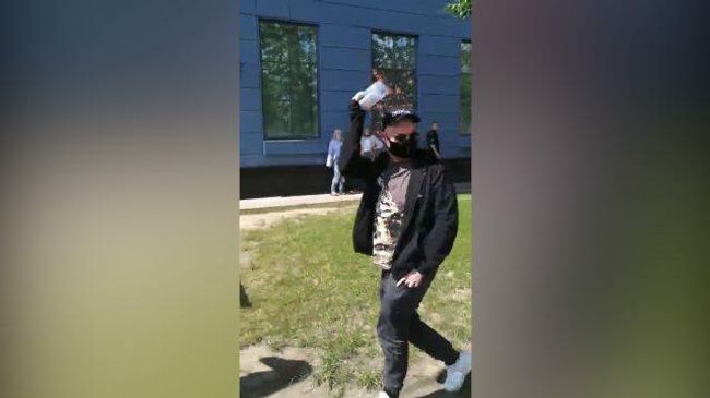Кирилл Серебренников без вещей вошел в здание суда на оглашение приговора