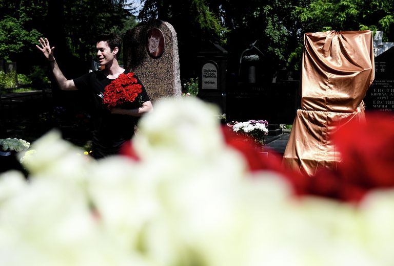 Российский певец, композитор и телеведущий Марк Тишман на открытии памятника поэту Андрею Дементьеву на Кунцевском кладбище Москвы