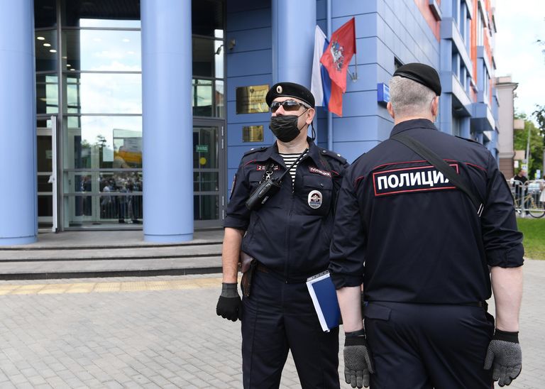 Сотрудники полиции возле здания Мещанского суда в Москве, где будет оглашен приговор по делу Седьмой студии