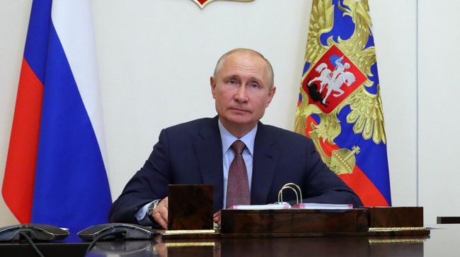 Президент РФ Владимир Путин во время встречи в режиме видеоконференции с участниками общероссийской акции взаимопомощи Мы вместе Президент РФ Владимир Путин во время встречи в режиме видеоконференции с участниками общероссийской акции взаимопомощи Мы вместе