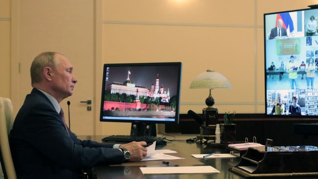 Президент РФ Владимир Путин во время встречи в режиме видеоконференции с участниками общероссийской акции взаимопомощи Мы вместе Президент РФ Владимир Путин во время встречи в режиме видеоконференции с участниками общероссийской акции взаимопомощи Мы вместе