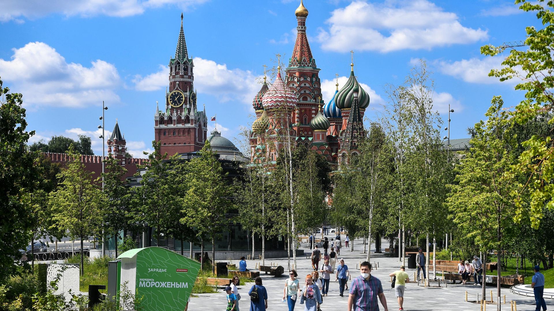 Отдыхающие в природно-ландшафтном парке Зарядье в Москве Отдыхающие в природно-ландшафтном парке Зарядье в Москве - РИА Новости, 1920, 29.08.2021