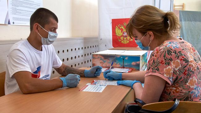 Женщина на избирательном участке в Севастополе, где проходит голосование по вопросу принятия поправок в Конституцию РФ