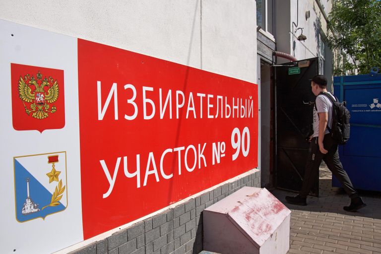 Избирательный участок в Севастополе, где проходит голосование по вопросу принятия поправок в Конституцию РФ Избирательный участок в Севастополе, где проходит голосование по вопросу принятия поправок в Конституцию РФ