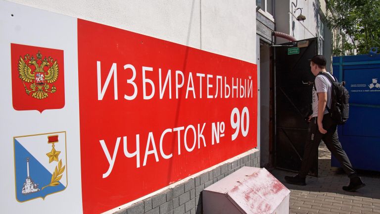 Избирательный участок в Севастополе, где проходит голосование по вопросу принятия поправок в Конституцию РФ Избирательный участок в Севастополе, где проходит голосование по вопросу принятия поправок в Конституцию РФ