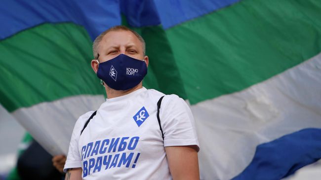 Болельщик ФК Крылья Советов в футболке с надписью Спасибо врачам ! во время матча 23-го тура чемпионата России по футболу среди клубов Премьер-лиги между командами ФК Крылья Советов (Самара) и ФК Ахмат (Грозный).
Болельщик ФК Крылья Советов в футболке с надписью Спасибо врачам ! во время матча 23-го тура чемпионата России по футболу среди клубов Премьер-лиги между командами ФК Крылья Советов (Самара) и ФК Ахмат (Грозный).