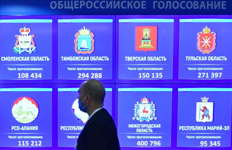 В информационном центре Центральной избирательной комиссии России в Москве. В России с 25 июня по 1 июля проводится голосование по внесению поправок в Конституцию РФ В информационном центре Центральной избирательной комиссии России в Москве. В России с 25 июня по 1 июля проводится голосование по внесению поправок в Конституцию РФ