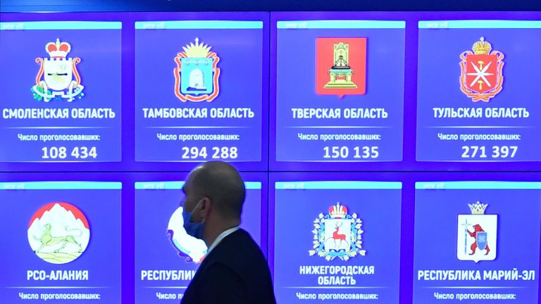 В информационном центре Центральной избирательной комиссии России в Москве. В России с 25 июня по 1 июля проводится голосование по внесению поправок в Конституцию РФ В информационном центре Центральной избирательной комиссии России в Москве. В России с 25 июня по 1 июля проводится голосование по внесению поправок в Конституцию РФ