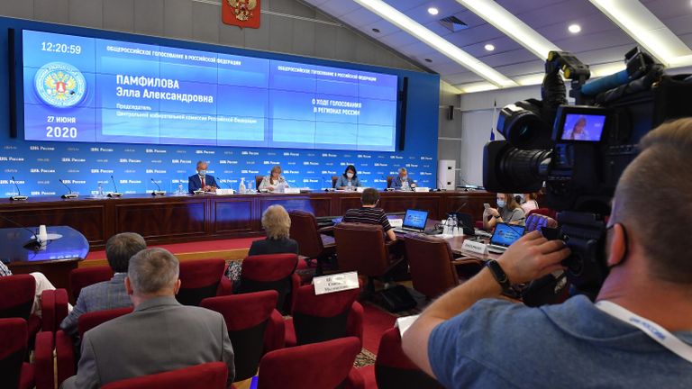 Председатель Центральной избирательной комиссии РФ Элла Памфилова в информационном центре Центральной избирательной комиссии России в Москве Председатель Центральной избирательной комиссии РФ Элла Памфилова в информационном центре Центральной избирательной комиссии России в Москве