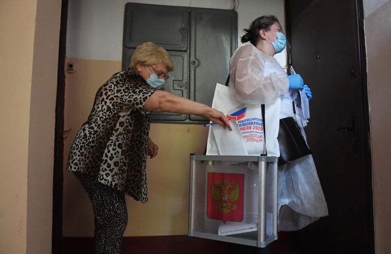 Женщина голосует по вопросу принятия поправок в Конституцию РФ у себя дома в Москве Женщина голосует по вопросу принятия поправок в Конституцию РФ у себя дома в Москве
