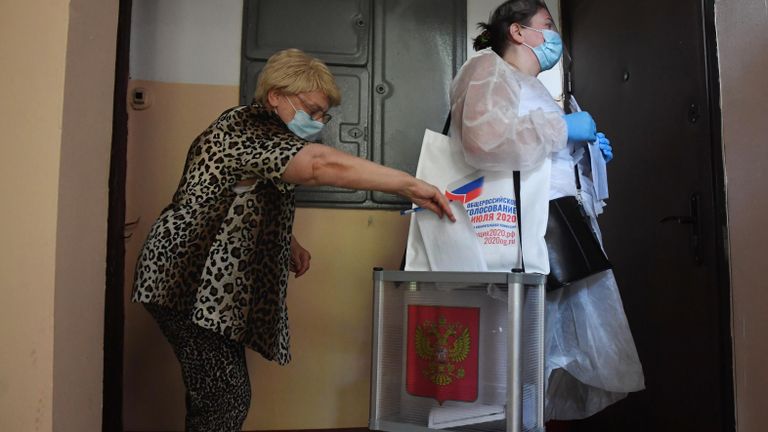 Женщина голосует по вопросу принятия поправок в Конституцию РФ у себя дома в Москве Женщина голосует по вопросу принятия поправок в Конституцию РФ у себя дома в Москве