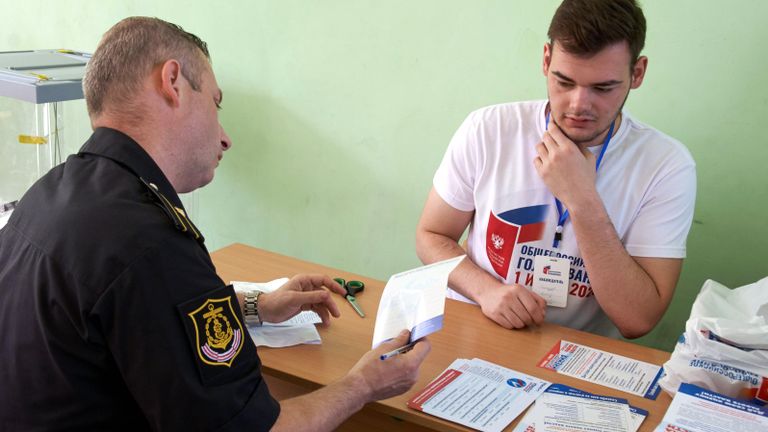 Военнослужащий на избирательном участке в Севастополе, где проходит голосование по вопросу принятия поправок в Конституцию РФ Военнослужащий на избирательном участке в Севастополе, где проходит голосование по вопросу принятия поправок в Конституцию РФ