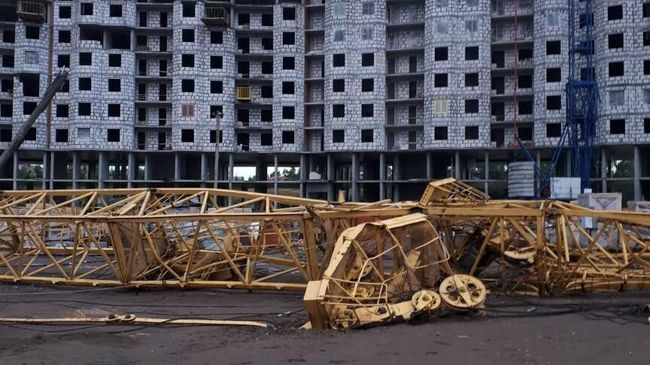 Падение крана в Набережных Челнах Падение крана в Набережных Челнах