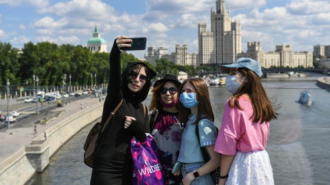 Девушки фотографируются на Парящем мосту в природно-ландшафтном парке Зарядье в Москве Девушки фотографируются на Парящем мосту в природно-ландшафтном парке Зарядье в Москве