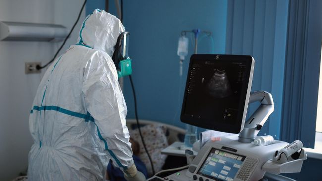 Врач делает УЗИ пациентке в госпитале для лечения зараженных коронавирусной инфекцией COVID-19, созданного на базе ЦИТО им. Н. Н. Приорова Врач делает УЗИ пациентке в госпитале для лечения зараженных коронавирусной инфекцией COVID-19, созданного на базе ЦИТО им. Н. Н. Приорова