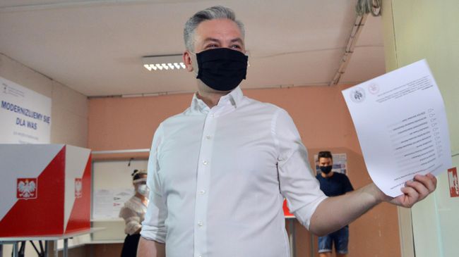 Кандидат в президенты Польши от объединенных левых Роберт Бедрон голосует на выборах президента Польши на избирательном участке в Варшаве Кандидат в президенты Польши от объединенных левых Роберт Бедрон голосует на выборах президента Польши на избирательном участке в Варшаве