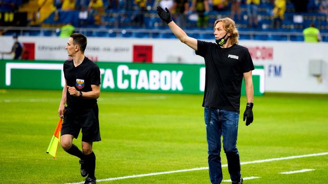 Валерий Карпин (справа)