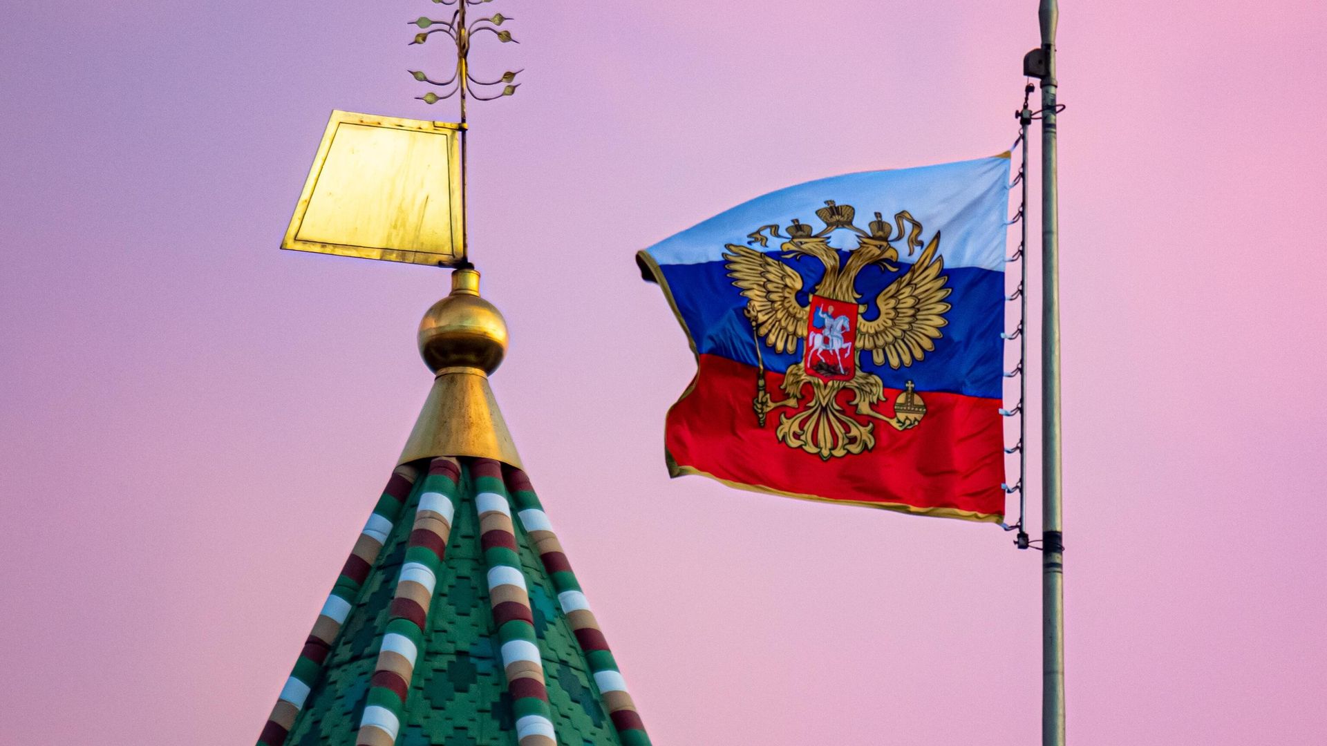 Шпиль Сенатской башни Кремля и штандарт президента РФ на Сенатском дворце - РИА Новости, 1920, 12.12.2022