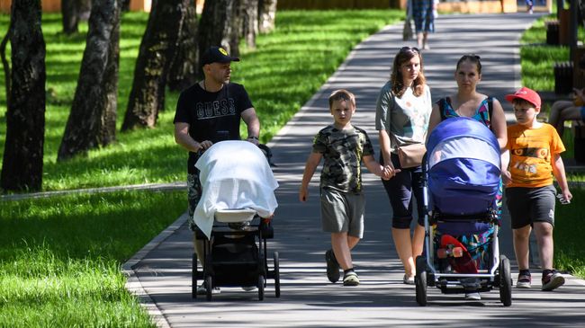 Отдыхающие в парке Дружбы в Москве Отдыхающие в парке Дружбы в Москве