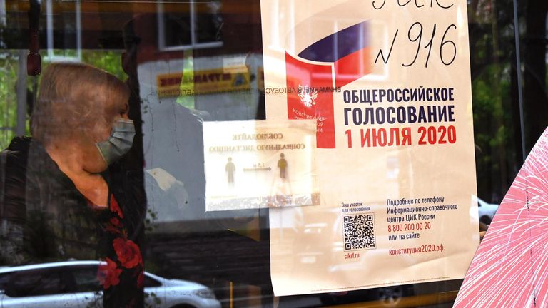 Голосование в передвижном избирательном участке по вопросу внесения поправок в Конституцию РФ во Владивостоке