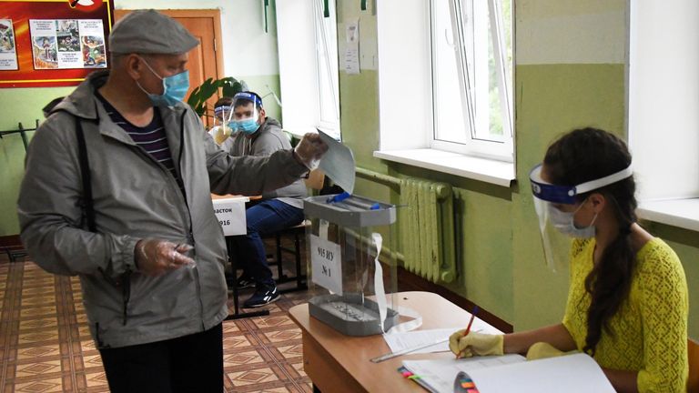Мужчина во время голосования на избирательном участке по вопросу внесения поправок в Конституцию РФ во Владивостоке