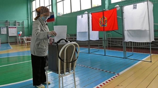 Голосование на избирательном участке в школе